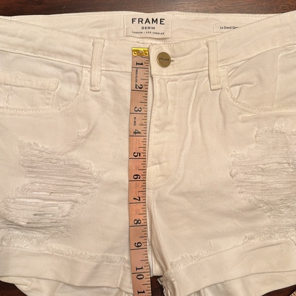 Frame Denim Women's White Distressed Denim Le Grand Garcon Short Size 25 - Picture 7 of 7
